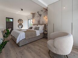 Luxury Villa With Swimming Pool and Terrace