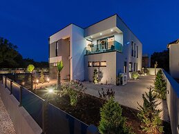 Luxury Villa With Swimming Pool and Terrace