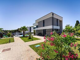 Luxury Villa With Swimming Pool and Terrace