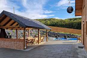 Holiday Home With Pool for 10 People, Iwierzyce