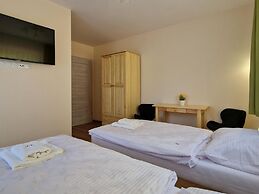 Holiday Home With Pool for 10 People, Iwierzyce