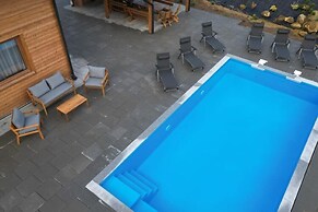 Holiday Home With Pool for 10 People, Iwierzyce