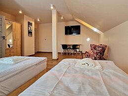 Holiday Home With Pool for 10 People, Iwierzyce