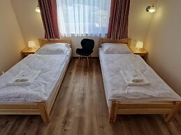 Holiday Home With Pool for 10 People, Iwierzyce