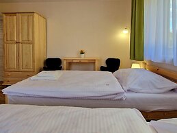 Holiday Home With Pool for 10 People, Iwierzyce