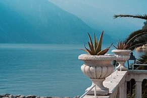 Bellavista Lakefront Apartments