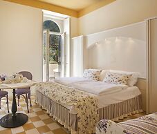 Bellavista Lakefront Apartments