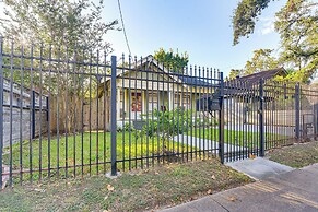3 Mi to Dtwn: Dog-friendly Home in Houston!