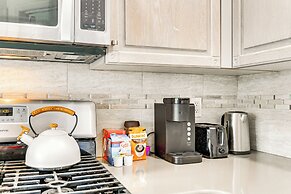 Bright Guest House: 15 Mi to Dtwn Baltimore!