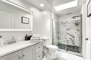 Bright Guest House: 15 Mi to Dtwn Baltimore!