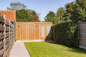 House Tilo Charming Holiday Home in Ypres for 8 Guests History Nature