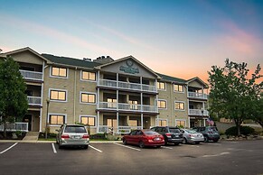 3rd Floor Back Side Penthouse Suite - 306 by Grand Wood Suites