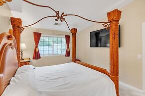 3rd Floor Back Side Corner Penthouse Suite- 305 by Grand Wood Suites