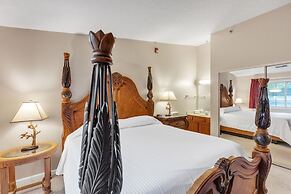 3rd Floor Back Side Corner Penthouse Suite - 308 by Grand Wood Suites