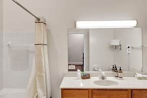 3rd Floor Front Side Penthouse Suite - 302 by Grand Wood Suites