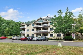 3rd Floor Front Side Corner Penthouse Suite - 301 by Grand Wood Suites