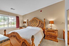 3rd Floor Front Side Corner Penthouse Suite - 301 by Grand Wood Suites