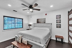 2nd Floor Front Side Signature Suite - 201 by Grand Wood Suites