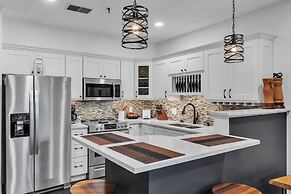 2nd Floor Front Side Signature Suite - 201 by Grand Wood Suites