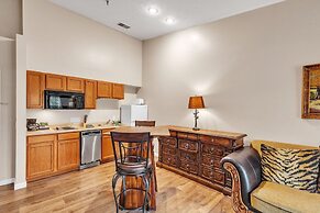 3rd Floor Front Side Penthouse Suite - 303 by Grand Wood Suites