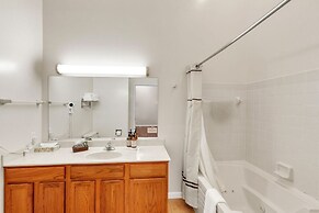 3rd Floor Front Side Penthouse Suite - 303 by Grand Wood Suites