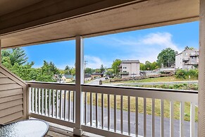 3rd Floor Front Side Penthouse Suite - 303 by Grand Wood Suites