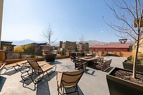 Fully Equipped 2BR Condo w/ Private Hot Tub & Views Newpark Terrace 57