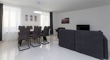 Premium City Center Apartment Tartini 1