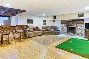Ottawa Cabin: Hot Tub, Wraparound Deck, Games