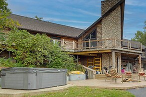 Ottawa Cabin: Hot Tub, Wraparound Deck, Games