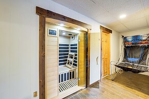 Ottawa Cabin: Hot Tub, Wraparound Deck, Games