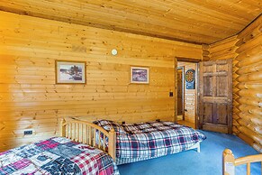 Ottawa Cabin: Hot Tub, Wraparound Deck, Games