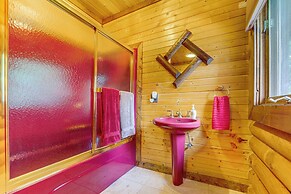 Ottawa Cabin: Hot Tub, Wraparound Deck, Games