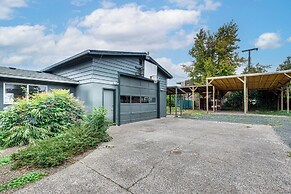 < 3 Mi to UO Campus: Pet-friendly Springfield Home