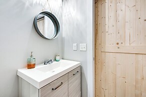 3 Mi to Downtown Covington: Cozy Getaway w/ Porch!