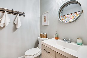 3 Mi to Downtown Covington: Cozy Getaway w/ Porch!