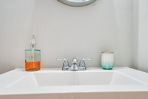 3 Mi to Downtown Covington: Cozy Getaway w/ Porch!