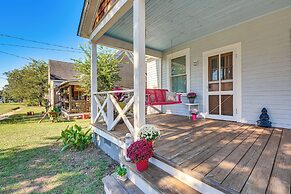 3 Mi to Downtown Covington: Cozy Getaway w/ Porch!