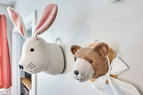 3 Mi to Downtown Covington: Cozy Getaway w/ Porch!