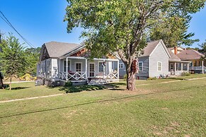 3 Mi to Downtown Covington: Cozy Getaway w/ Porch!