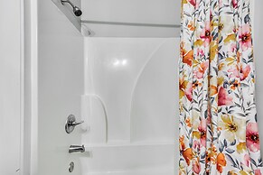 3 Mi to Downtown Covington: Cozy Getaway w/ Porch!