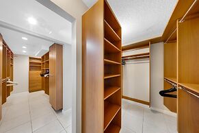 Relaxing Getaway With Pool and Bay Vista