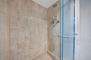 Relaxing Getaway With Pool and Bay Vista