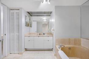 Relaxing Getaway With Pool and Bay Vista