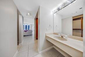 Relaxing Getaway With Pool and Bay Vista