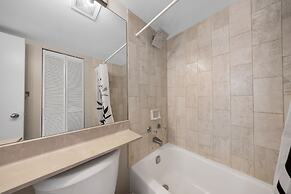 Relaxing Getaway With Pool and Bay Vista