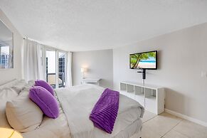 Relaxing Getaway With Pool and Bay Vista