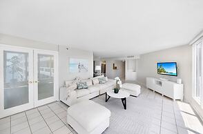 Relaxing Getaway With Pool and Bay Vista