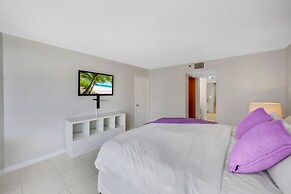 Relaxing Getaway With Pool and Bay Vista