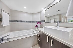 Turquoise Waves Oasis